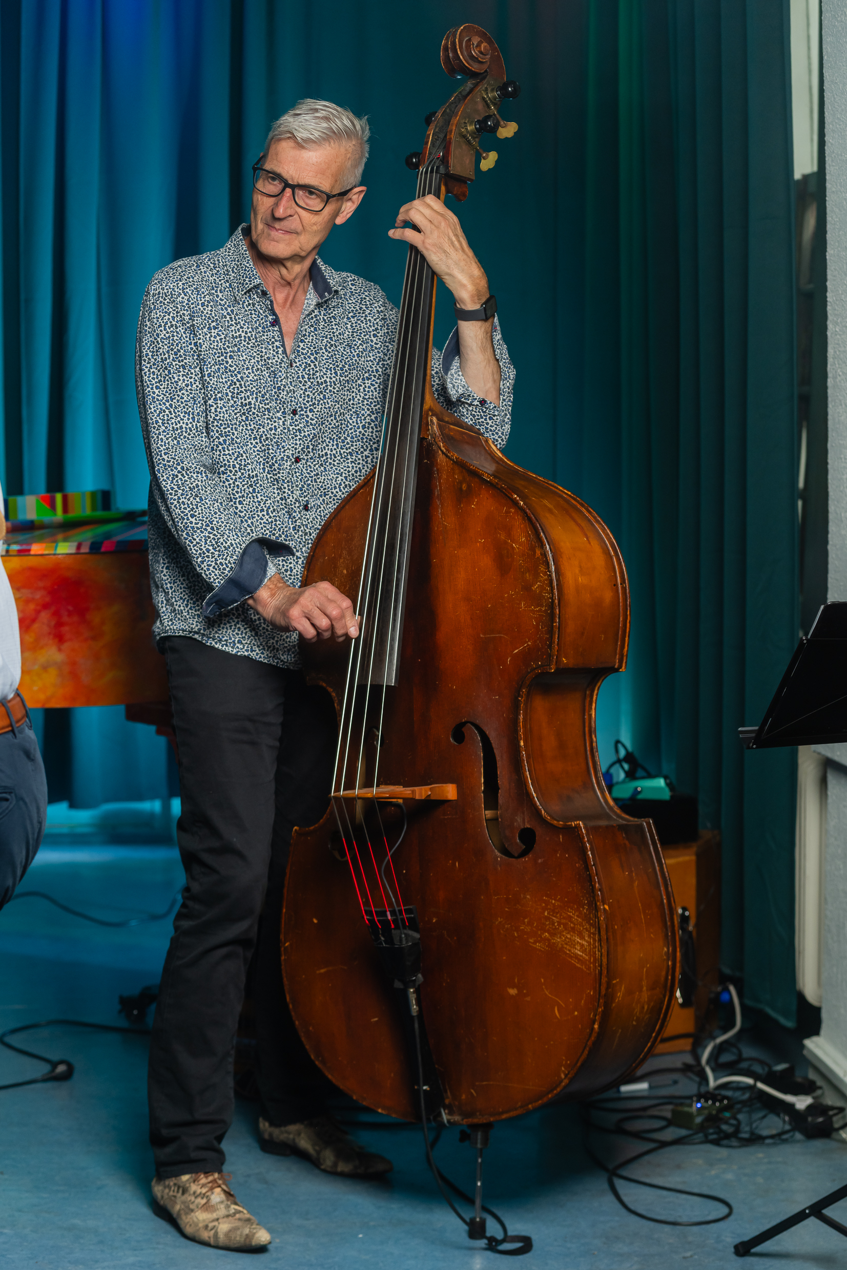 Jan speelt contrabas