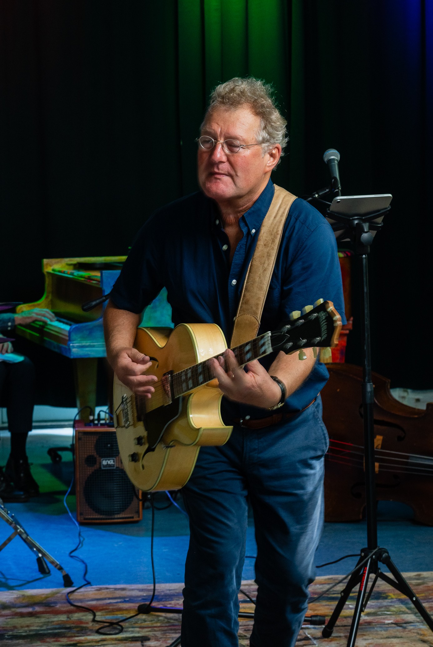 René speelt gitaar