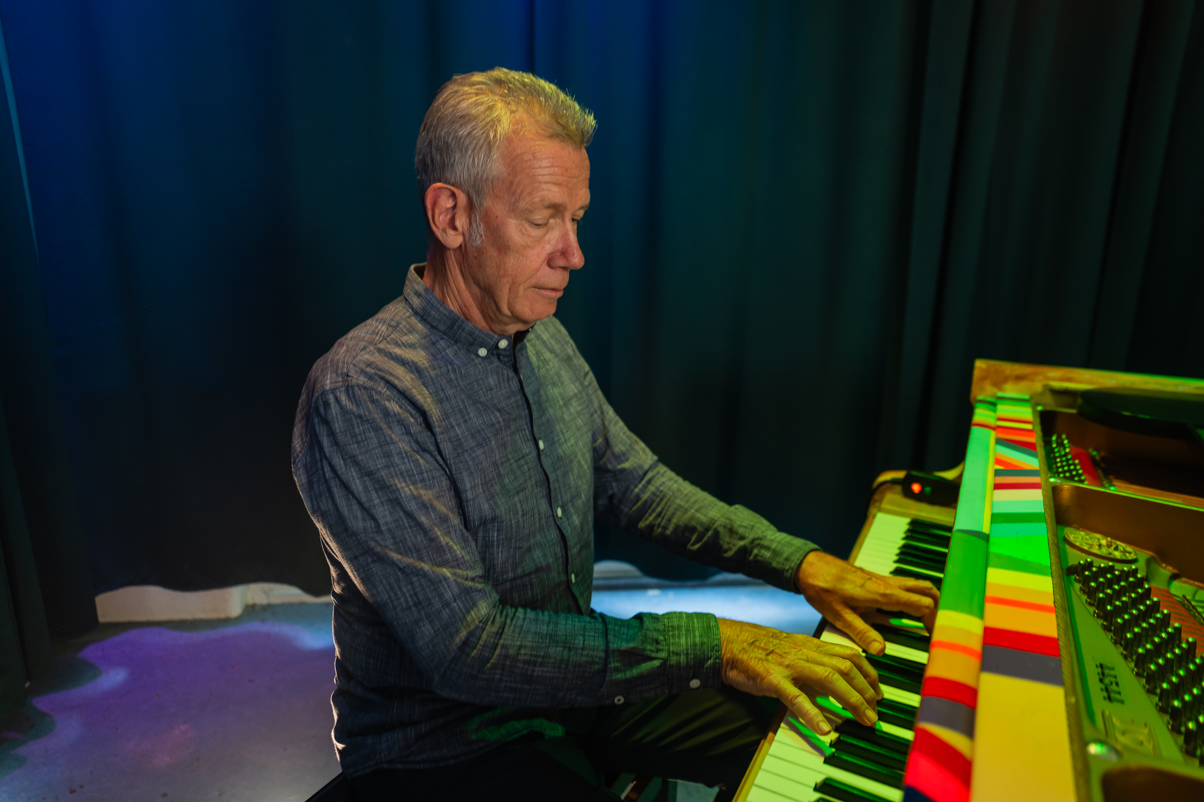 Theo speelt piano